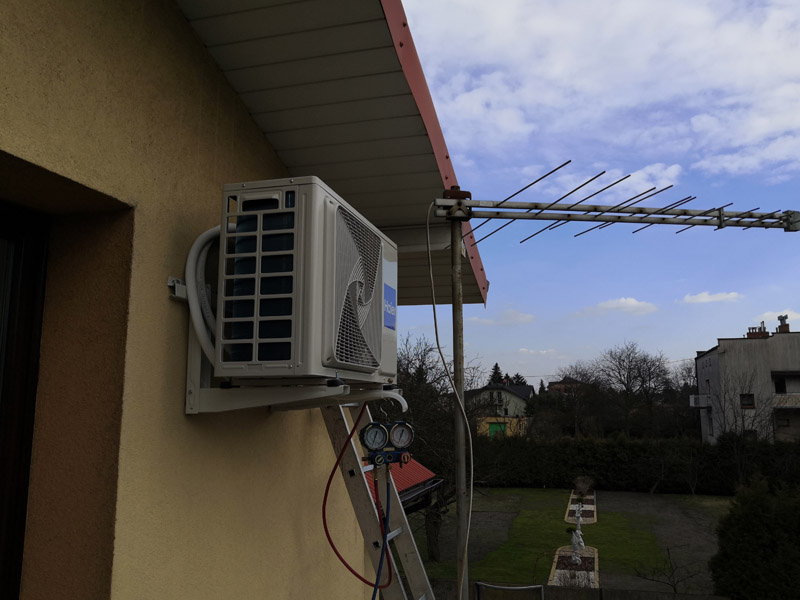 Zamontowana jednostka klimatyzatora na balkonie w Koninie